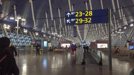 Vista-Dentro-De-La-Terminal-De-Salida-Del-Aeropuerto-Internacional-De-Shanghai-Pudong-Con-Muchos-Pasajeros-Antes-Del-Brote-De-Covid19