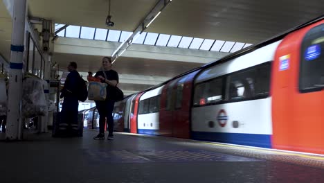 Plataforma-De-Salida-Del-Tren-De-La-Línea-Jubilee-En-Dirección-Norte-En-La-Estación-De-Finchley-Road-En-Londres-El-27-De-Mayo-De-2022