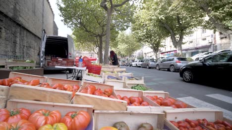 Variedad-De-Tomates-A-La-Venta-En-El-Mercado-Callejero-Orgánico-En-La-Acera-Frente-A-La-Calle