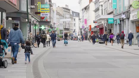 Weitwinkelaufnahme-Der-Menschenmenge-In-Der-Einkaufsstraße-Im-Stadtzentrum-Im-Matongé-Viertel-In-Ixelles---Brüssel,-Belgien