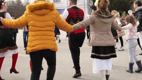 Fröhliche-Bulgarische-Menschenmassen-Feiern-Den-Traditionellen-Horo-Tanz-Auf-Dem-Dorfplatz