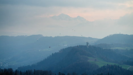 Gleitschirmflieger-Mit-Panoramablick-Auf-Die-Berge