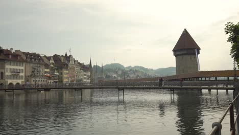 People-walking-on-Chapel-bridge-at-Lucerne,-Switzerland