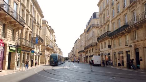 Öffentliche-Straßenlandschaft-In-Bordeaux-Mit-Schönen-Gebäuden-Und-Straßenbahn