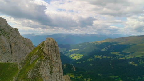 Raues-Gras-Bedeckt-Südtirol-Plose-Peitlerkofel-Berggipfel-Luftaufnahme-Mit-Blick-Auf-Das-Atemberaubende,-üppige-Tal