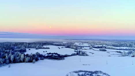 Wunderschöne-Luftaufnahme-Eines-Sonnenuntergangs-über-Einer-Schneebedeckten-Naturlandschaft