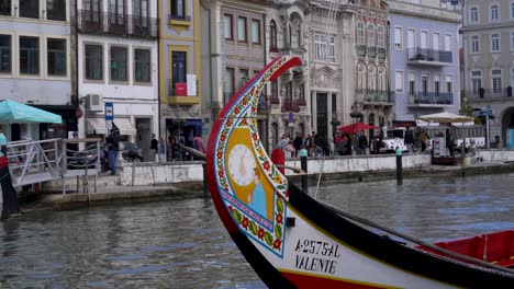 Barco-Tradicional-Moliceiro-En-El-Canal-Central-De-Ria-De-Aveiro,-Averio,-Portugal