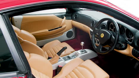 Das-Innere-Des-Sportwagens-Ferrari-Modena-360-Wurde-Vollständig-Gereinigt-Und-Poliert