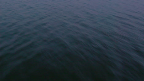 Langsame-Wasserbewegung-Bei-Sonnenuntergang,-Blaue-Tiefseewellen
