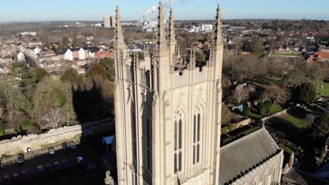 Drone-Bajando-Imágenes-De-La-Catedral-De-St-Edmundsbury-En-Bury-St-Edmunds,-Reino-Unido
