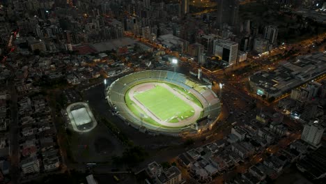 Luftaufnahme-Des-Leeren-Atahualpa-Stadions,-Das-Nachts-In-Lichtern-Beleuchtet-Wird