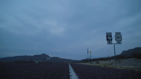 Signo-De-La-Autopista-385-De-Texas-Cerca-De-La-Gran-Curva-En-La-Hora-Azul-4k-De-Derecha-A-Izquierda-Dolly