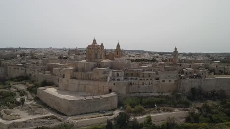 La-Antigua-Aldea-Fortificada-En-La-Cima-De-Una-Colina-De-Mdina,-Malta-En-Un-Día-Soleado-De-Verano