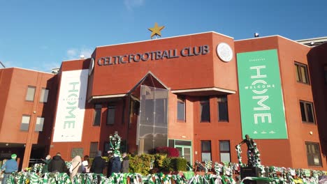 Celtic-Fans-Erweisen-Dem-Großen-Celtic-Bertie-Auld-Ihren-Respekt