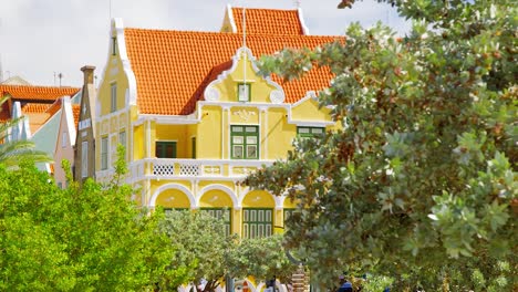 Berühmtes-Und-Ikonisches-Penha-Gebäude-In-Der-Touristischen-Handelskade,-Willemstad,-Auf-Der-Karibikinsel-Curaçao