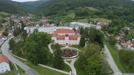 Castillo-Turkovic,-Castillo-Jesuita-Cerca-De-La-Comunidad-Y-Montañas-Verdes-En-Kutjevo,-Croacia