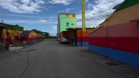 Edificios-Pintados-De-Colores-En-Un-Pequeño-Pueblo
