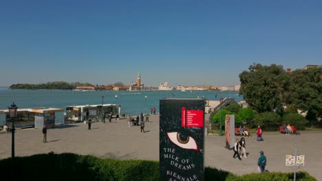 Bienal-De-Arte-De-Venecia-2022,-Toma-Aérea-Del-Cartel-De-La-Leche-De-Los-Sueños