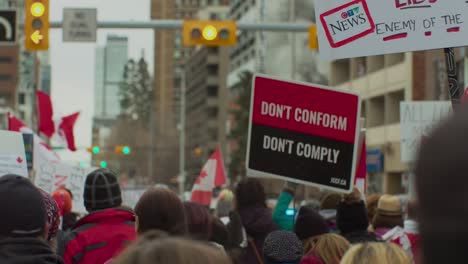 Nicht-Konform,-Zeichen-Einhalten,-Protest-In-Calgary,-Zeitlupe,-5.-Februar-2022