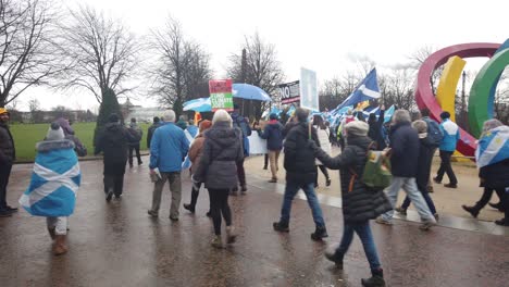 Demonstranten-Marschieren-Durch-Glasgow-Green-Für-Die-Unabhängigkeit-Schottlands