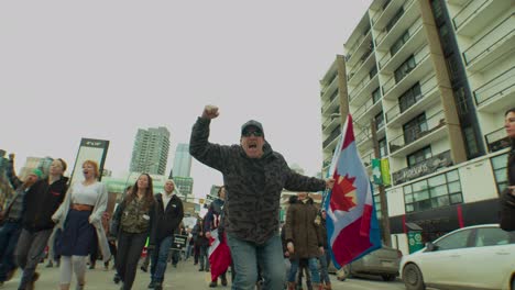 Manifestante-Vitoreando-Y-Ondeando-Banderas-Calgary-Protesta-En-Cámara-Lenta-5-De-Febrero-De-2022