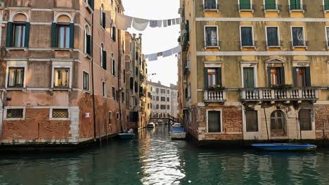 Handheld-shot-of-houses-with-hanging-clothes-in-Venice,-Italy