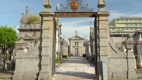 Entrada-De-Lujo-En-El-Cementerio-De-Ordem-Trindade-En-El-Cementerio-De-Agramonte