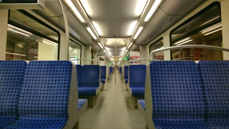 La-Cámara-Revela-Asientos-Vacíos-En-Un-Tren-S-Bahn-De-Hamburgo-Cuando-Llega-A-Una-Estación-De-Metro