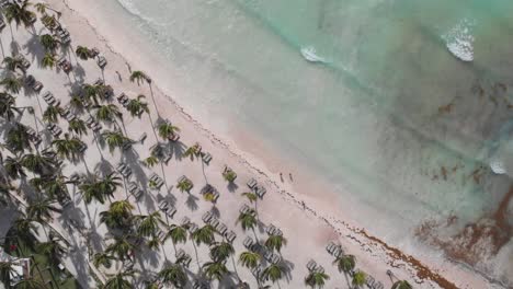 Gut-Gemachte-Luftaufnahmen-Von-Türkisfarbenen-Wasserwellen,-Die-An-Die-Tropischen-Küsten-Eines-Resorts-Im-Golf-Von-Mexiko-Plätschern