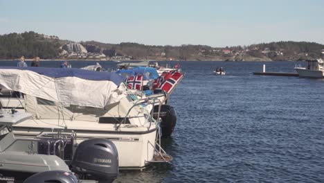 Banderas-Noruegas-En-Barcos-Ondeando-En-El-Viento
