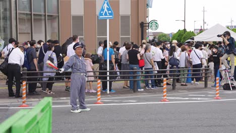 Japanischer-Polizist-An-Der-Gedenkstätte-Von-Shinzo-Abe,-Dem-Ehemaligen-Premierminister