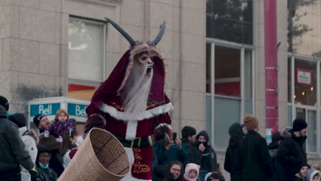 Krampus-Corriendo-En-Un-Desfile-De-Navidad
