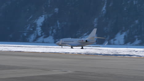 Dassault-Falcon-2000-Jet-De-Negocios-Francés-Moviéndose-Rápido-En-La-Pista