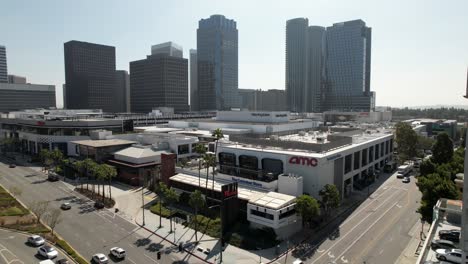 Das-Century-City-Mall-In-Los-Angeles,-Kalifornien,-Mit-Erstklassigen-Einkaufs--Und-Unterhaltungsmöglichkeiten-–-Aufnahme-Aus-Der-Luft