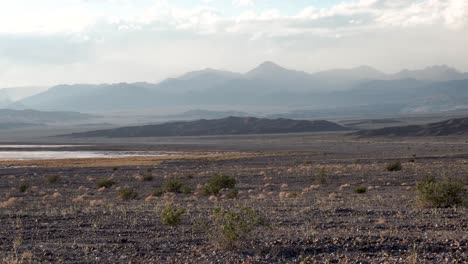 Tierra-Grave-Con-Arbustos-En-El-Desierto-De-Mojave,-California,-Sobrevuelo-Aéreo-Bajo-Tiro-Lento