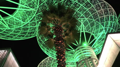 Moderne-Futuristische-Künstliche-Leuchtende-Bäume,-Dubai-Touristenattraktion-Bei-Nacht,-Niedrige-Winkelansicht