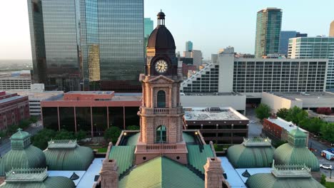 Aerial-rising-shot-of-downtown-courthouse