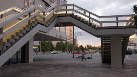 Paisaje-Urbano-De-Berlín-Durante-El-Crepúsculo-Con-Transporte-Público