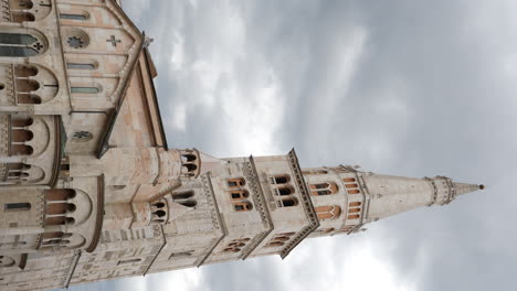 Vertical-static-shot-of-Modena-Cathedral-against-cloudy-sky,-Italy