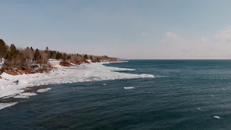 Gefrorene-Küste-Und-Ruhiges-Meereswasser-Von-Duluth,-Minnesota-Im-Winter---Luftaufnahme