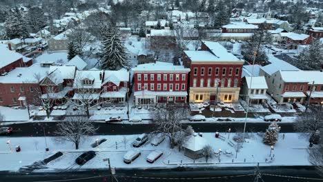 Schneeflocken-Fallen-Auf-Eine-Weihnachtlich-Geschmückte-Kleinstadt-In-Den-USA