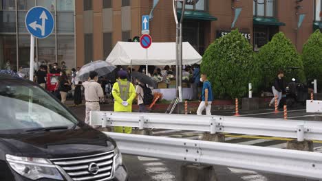 Japanische-Polizisten-Stehen-Nach-Dem-Tod-Von-Shinzo-Abe-Vor-Dem-Bahnhof-Yamato-Saidaiji-Im-Regen