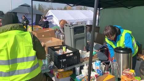 Aid-workers-dispensing-humanitarian-aid-to-Ukrainian-refugees-at-the-border-with-Poland