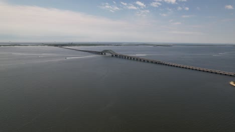 Eine-Luftaufnahme-Der-Great-South-Bay-Bridge-An-Einem-Schönen-Morgen