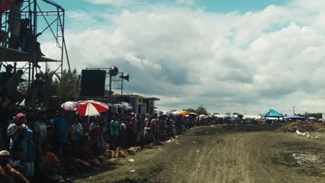 Strahlender,-Sonniger-Tag,-Während-Die-Zuschauer-Auf-Den-Beginn-Des-Motocross-Wettbewerbs-Warten