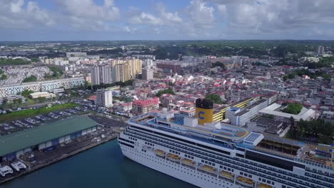 Vista-Aérea-Del-Costado-Del-Crucero-Costa-Pacifica-Atracado-En-El-Puerto-De-Pointe-à-pitre,-Guadalupe