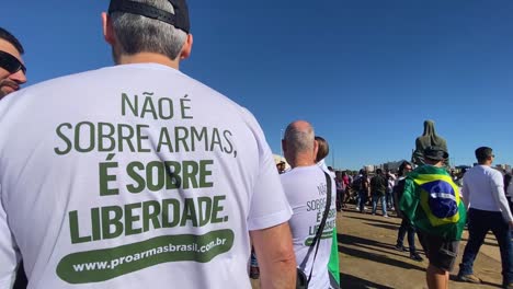 Der-Pro-Waffen-Protest-In-Der-Stadt-Brasilia,-Als-Der-Brasilianische-Präsident-Bolsonario-Ein-Dekret-Unterzeichnete,-Das-Es-Den-Brasilianern-Erleichtert,-Waffen-Zu-Hause-Zu-Behalten