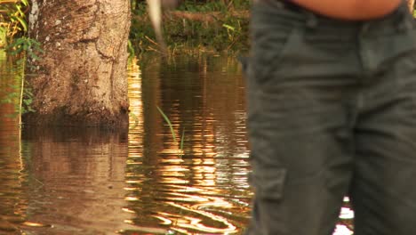 Einheimischer-Fischer-Geht-Mit-Seinem-Fang-Des-Tages-Auf-Dem-Amazonas-Nach-Hause