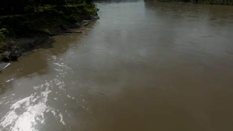 Vuelo-Bajo-Sobre-Un-Río-Pacífico-Durante-La-Puesta-De-Sol-En-La-Amazonía-De-Ecuador