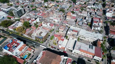 Antena-De-Arriba-Hacia-Abajo-De-Los-Autos-Que-Conducen-Por-La-Ciudad-En-Puerto-Vallarta-En-Un-Día-Soleado